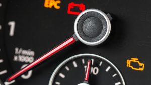 S-a aprins becul check engine: ce înseamnă asta?