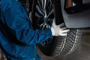 5 semne că autoturismul are nevoie de reglare a geometriei roților