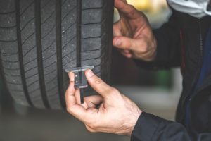 Măsurarea adâncimii profilului unei anvelope cu ajutorul unui dispozitiv de măsurare.