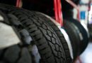 Anvelope auto expuse pe suport, cu profilul benzii de rulare vizibil în prim-plan.