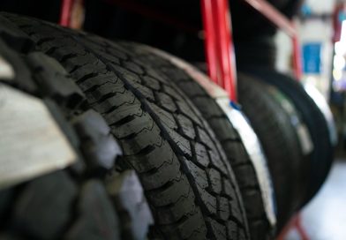 Anvelope auto expuse pe suport, cu profilul benzii de rulare vizibil în prim-plan.