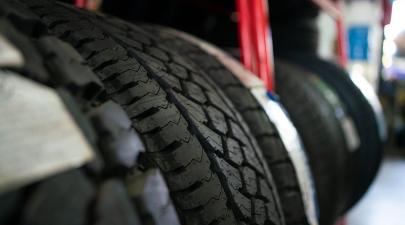 Anvelope auto expuse pe suport, cu profilul benzii de rulare vizibil în prim-plan.
